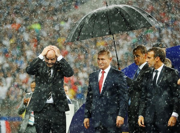 В Кремле оправдались за «единственный на всю Россию зонт» для Путина